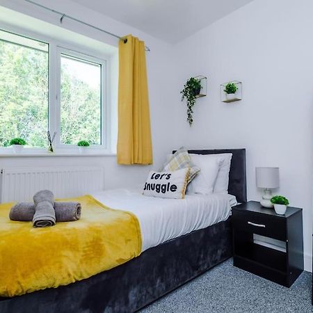 Stylish Four Bedroom House In St Helens By Eason Stays, For Contractors Digs And Weekend Stays, With Free Parking Bagian luar foto