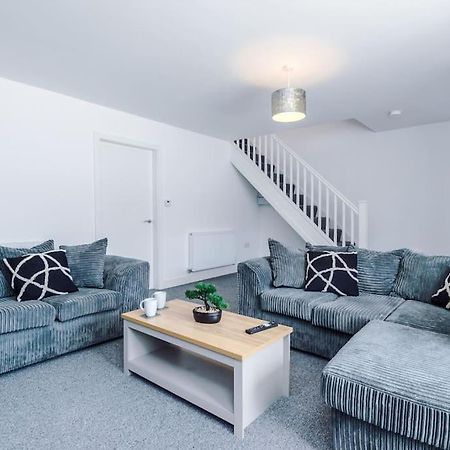 Stylish Four Bedroom House In St Helens By Eason Stays, For Contractors Digs And Weekend Stays, With Free Parking Bagian luar foto