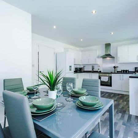 Stylish Four Bedroom House In St Helens By Eason Stays, For Contractors Digs And Weekend Stays, With Free Parking Bagian luar foto