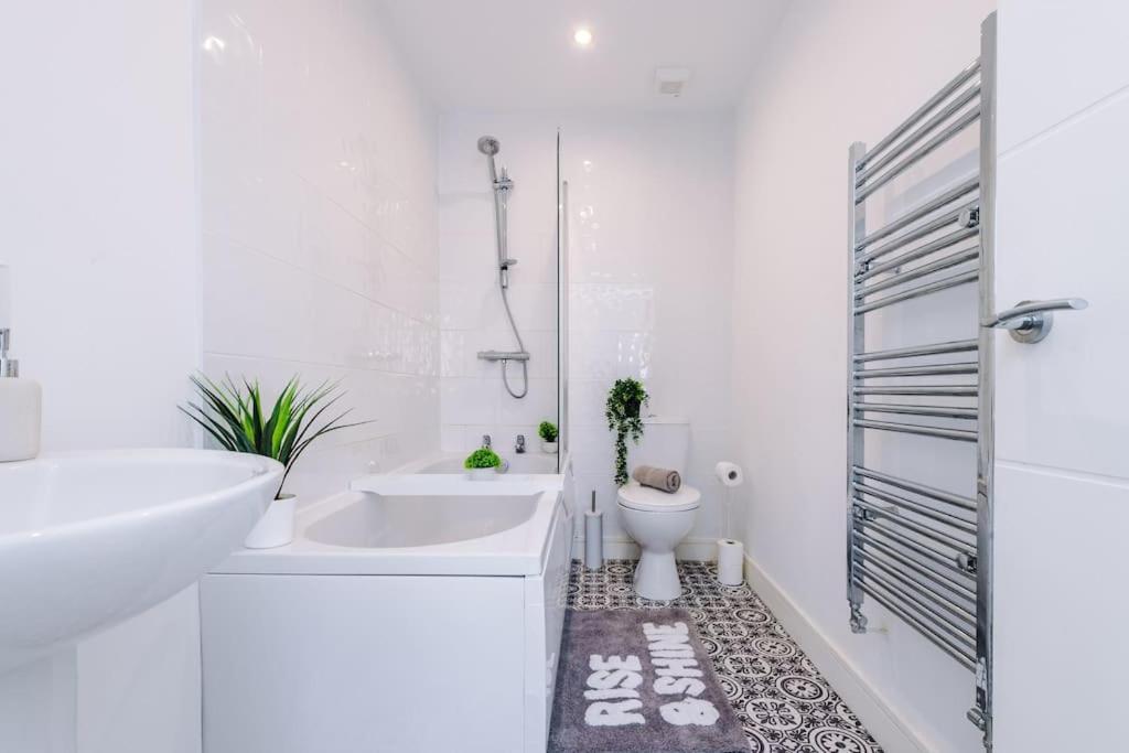 Stylish Four Bedroom House In St Helens By Eason Stays, For Contractors Digs And Weekend Stays, With Free Parking Bagian luar foto
