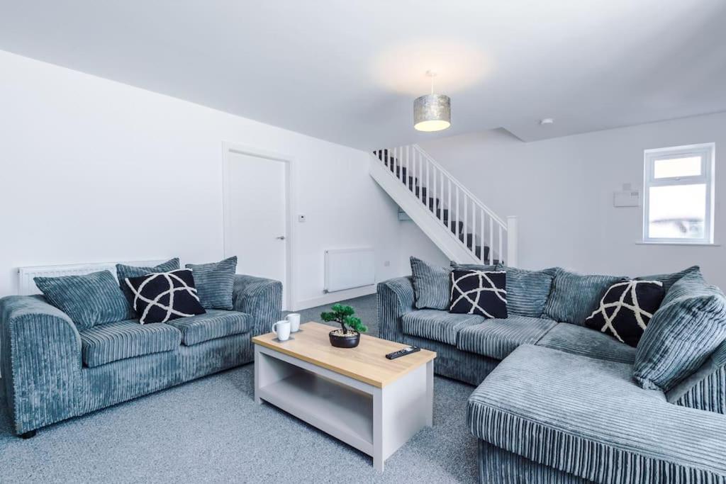 Stylish Four Bedroom House In St Helens By Eason Stays, For Contractors Digs And Weekend Stays, With Free Parking Bagian luar foto