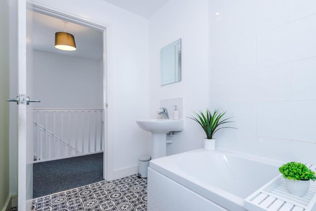 Stylish Four Bedroom House In St Helens By Eason Stays, For Contractors Digs And Weekend Stays, With Free Parking Bagian luar foto