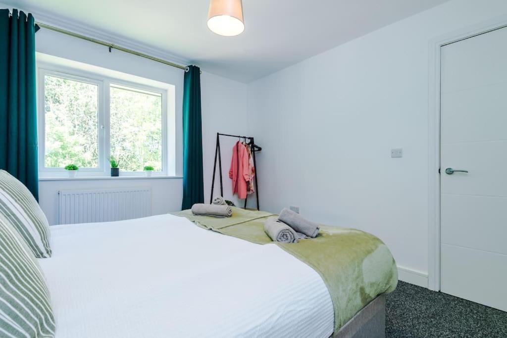 Stylish Four Bedroom House In St Helens By Eason Stays, For Contractors Digs And Weekend Stays, With Free Parking Bagian luar foto