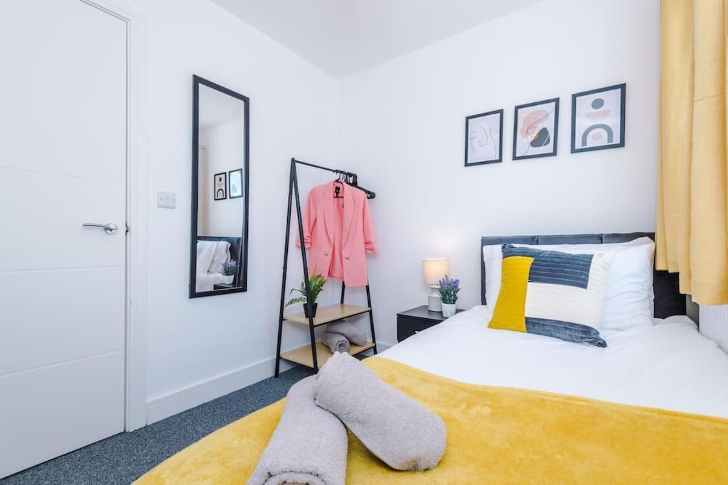 Stylish Four Bedroom House In St Helens By Eason Stays, For Contractors Digs And Weekend Stays, With Free Parking Bagian luar foto