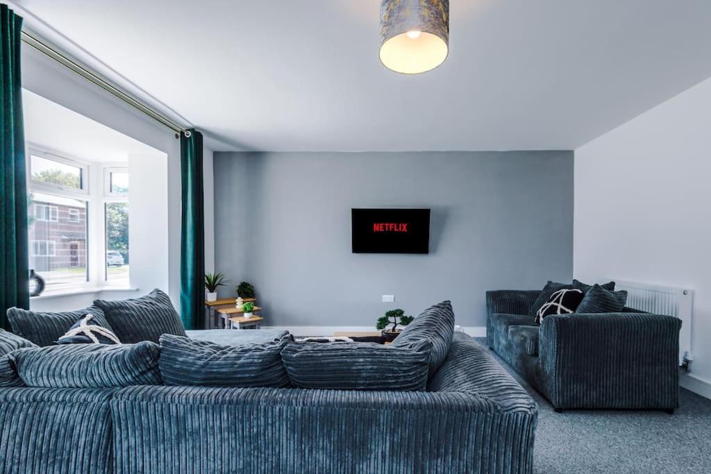 Stylish Four Bedroom House In St Helens By Eason Stays, For Contractors Digs And Weekend Stays, With Free Parking Bagian luar foto