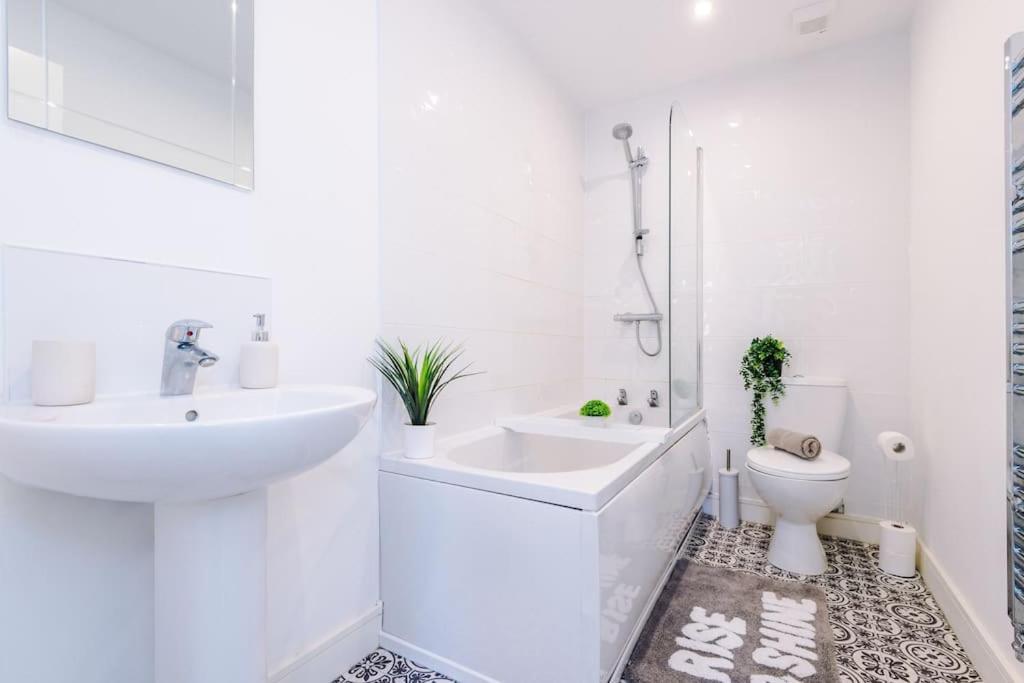 Stylish Four Bedroom House In St Helens By Eason Stays, For Contractors Digs And Weekend Stays, With Free Parking Bagian luar foto