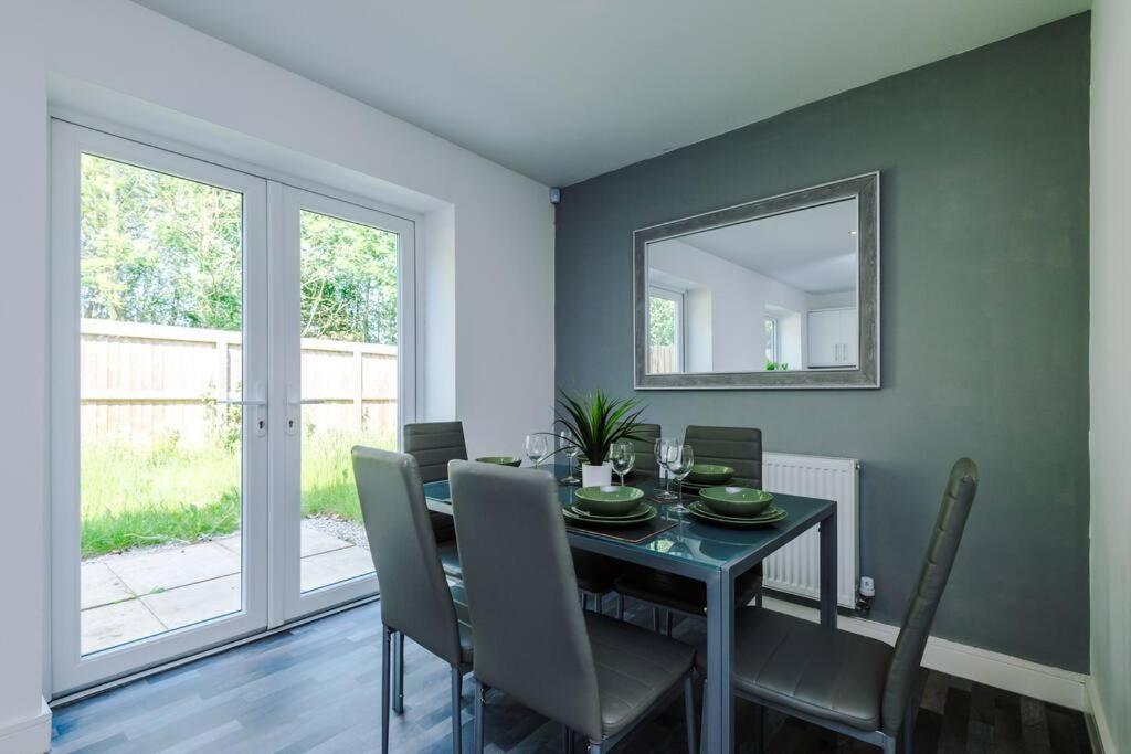 Stylish Four Bedroom House In St Helens By Eason Stays, For Contractors Digs And Weekend Stays, With Free Parking Bagian luar foto