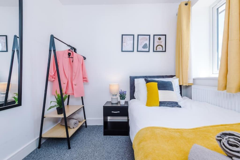 Stylish Four Bedroom House In St Helens By Eason Stays, For Contractors Digs And Weekend Stays, With Free Parking Bagian luar foto