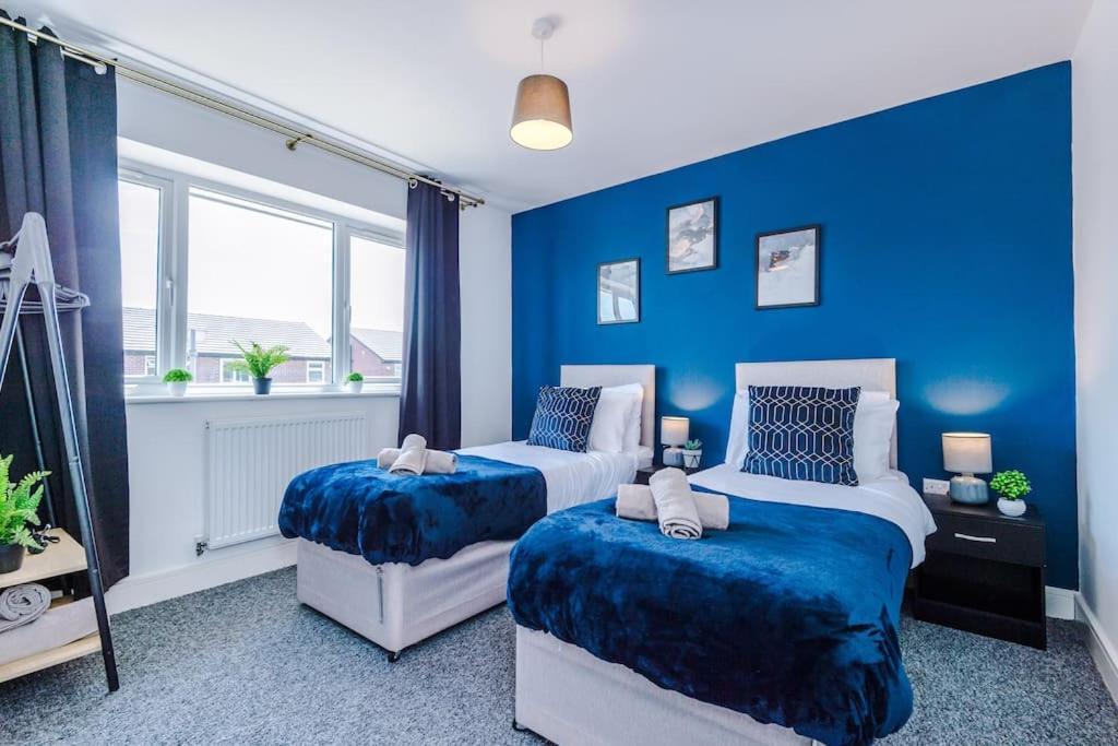 Stylish Four Bedroom House In St Helens By Eason Stays, For Contractors Digs And Weekend Stays, With Free Parking Bagian luar foto