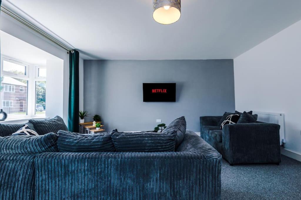 Stylish Four Bedroom House In St Helens By Eason Stays, For Contractors Digs And Weekend Stays, With Free Parking Bagian luar foto