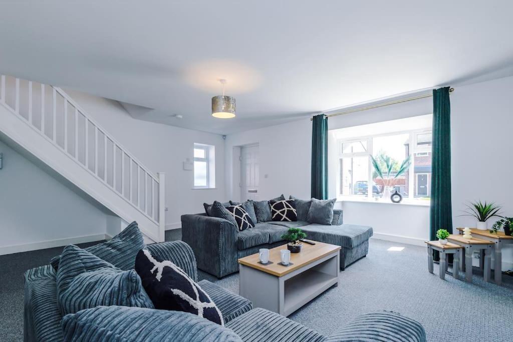 Stylish Four Bedroom House In St Helens By Eason Stays, For Contractors Digs And Weekend Stays, With Free Parking Bagian luar foto