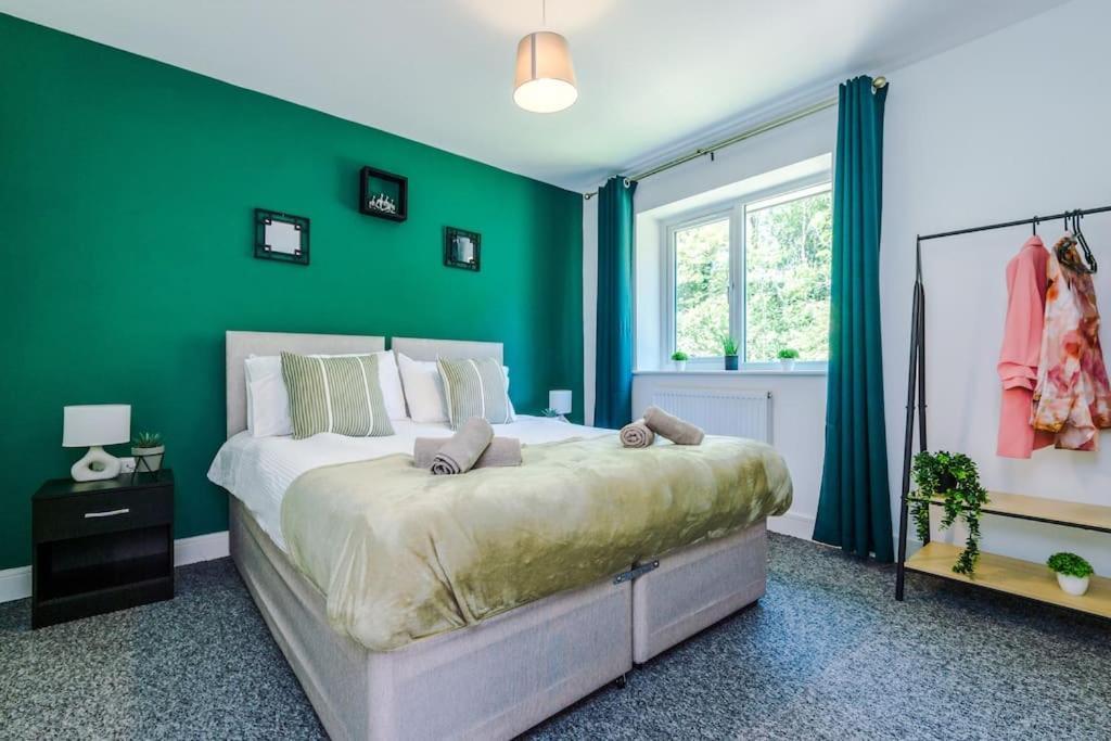 Stylish Four Bedroom House In St Helens By Eason Stays, For Contractors Digs And Weekend Stays, With Free Parking Bagian luar foto