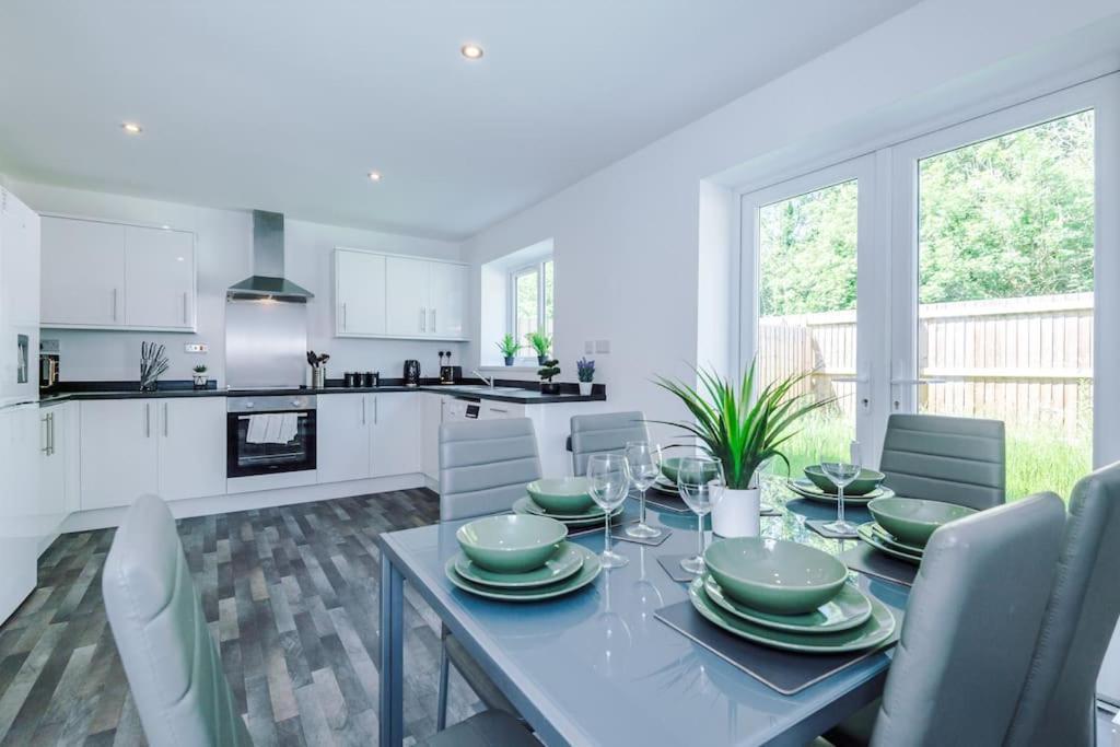 Stylish Four Bedroom House In St Helens By Eason Stays, For Contractors Digs And Weekend Stays, With Free Parking Bagian luar foto