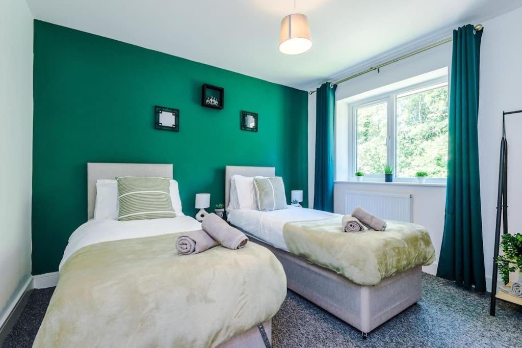 Stylish Four Bedroom House In St Helens By Eason Stays, For Contractors Digs And Weekend Stays, With Free Parking Bagian luar foto