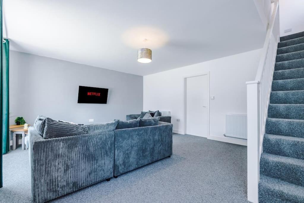 Stylish Four Bedroom House In St Helens By Eason Stays, For Contractors Digs And Weekend Stays, With Free Parking Bagian luar foto