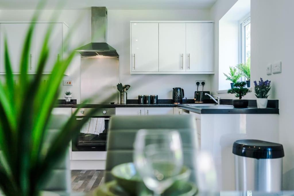 Stylish Four Bedroom House In St Helens By Eason Stays, For Contractors Digs And Weekend Stays, With Free Parking Bagian luar foto