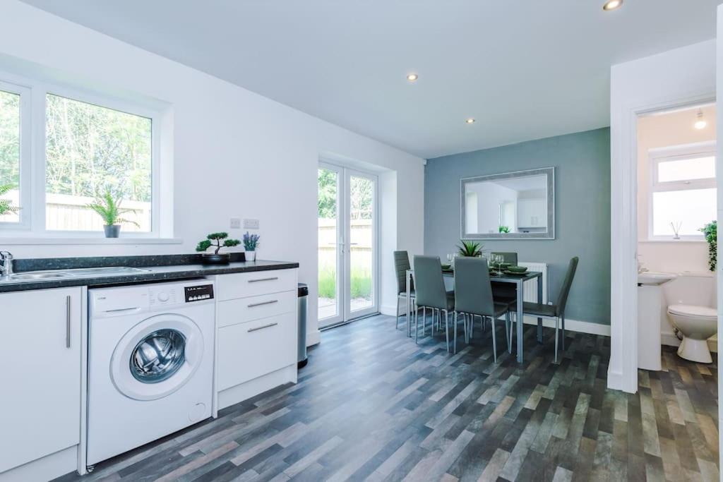 Stylish Four Bedroom House In St Helens By Eason Stays, For Contractors Digs And Weekend Stays, With Free Parking Bagian luar foto