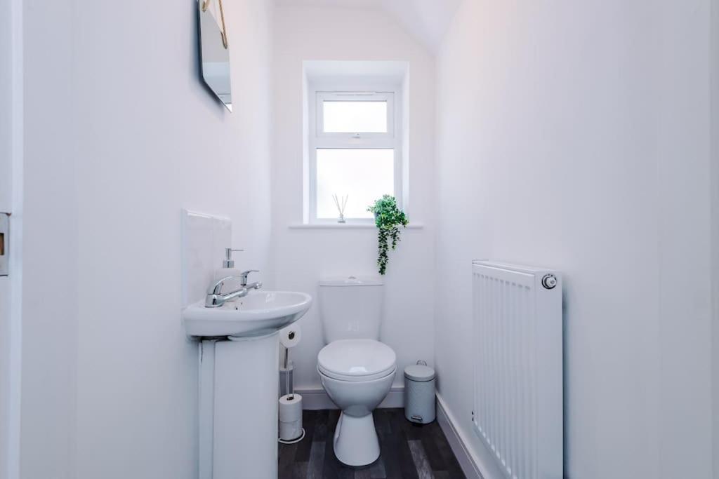 Stylish Four Bedroom House In St Helens By Eason Stays, For Contractors Digs And Weekend Stays, With Free Parking Bagian luar foto