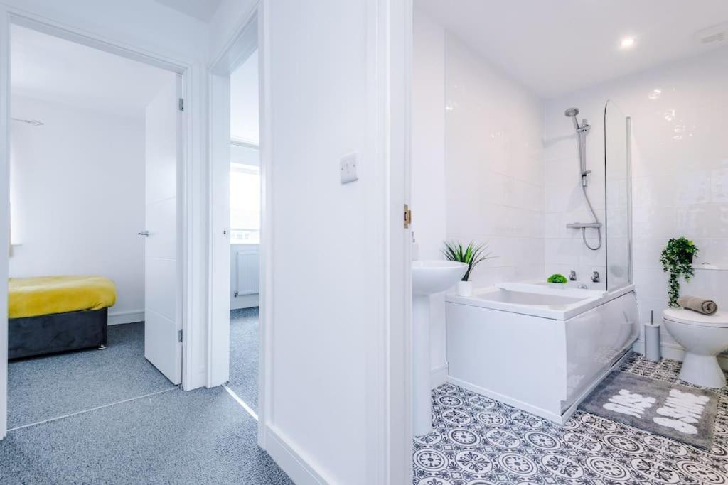 Stylish Four Bedroom House In St Helens By Eason Stays, For Contractors Digs And Weekend Stays, With Free Parking Bagian luar foto