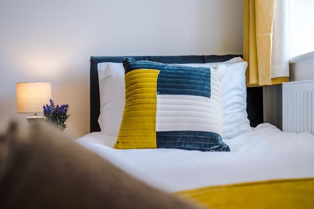 Stylish Four Bedroom House In St Helens By Eason Stays, For Contractors Digs And Weekend Stays, With Free Parking Bagian luar foto