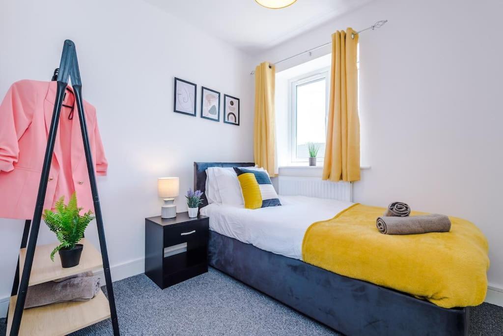 Stylish Four Bedroom House In St Helens By Eason Stays, For Contractors Digs And Weekend Stays, With Free Parking Bagian luar foto