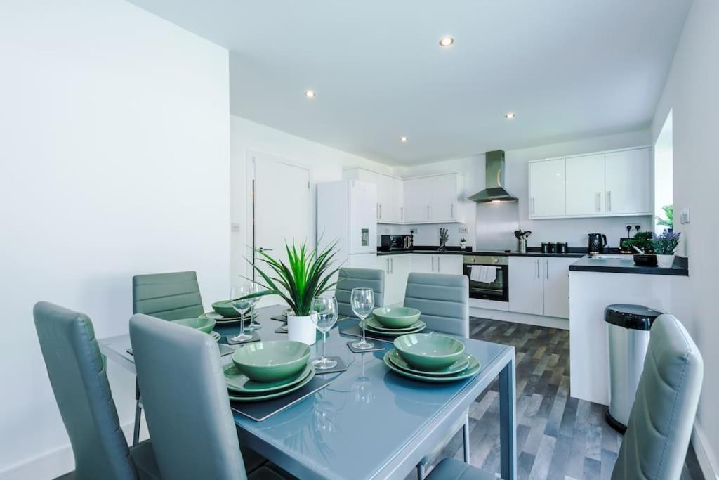 Stylish Four Bedroom House In St Helens By Eason Stays, For Contractors Digs And Weekend Stays, With Free Parking Bagian luar foto