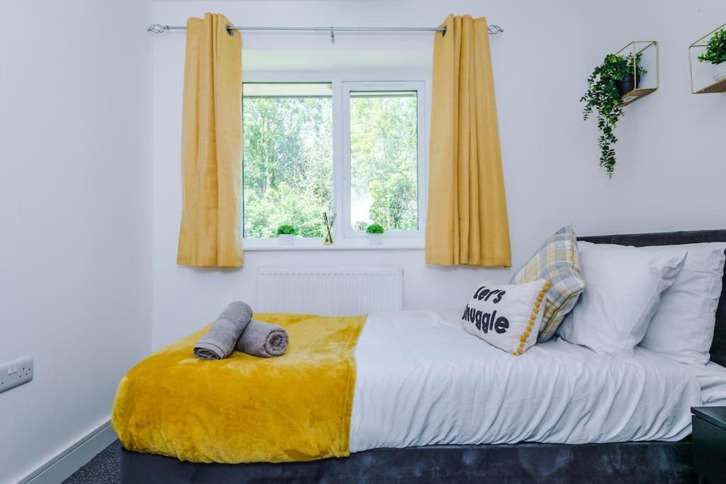 Stylish Four Bedroom House In St Helens By Eason Stays, For Contractors Digs And Weekend Stays, With Free Parking Bagian luar foto